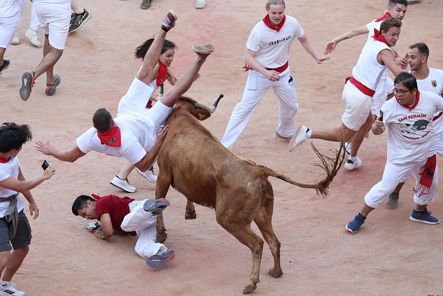 Los mozos en la plaza tras el séptimo encierro de los sanfermines con toros de la ganadería de Victoriano del Río