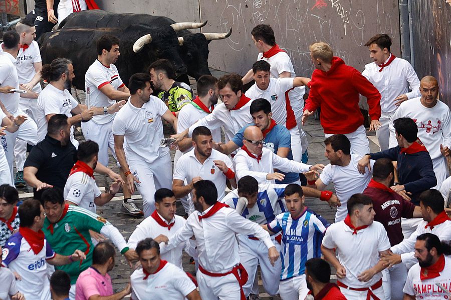 Aspecto del séptimo encierro de los sanfermines 2023 a la altura de la cuesta de Santo Domingo