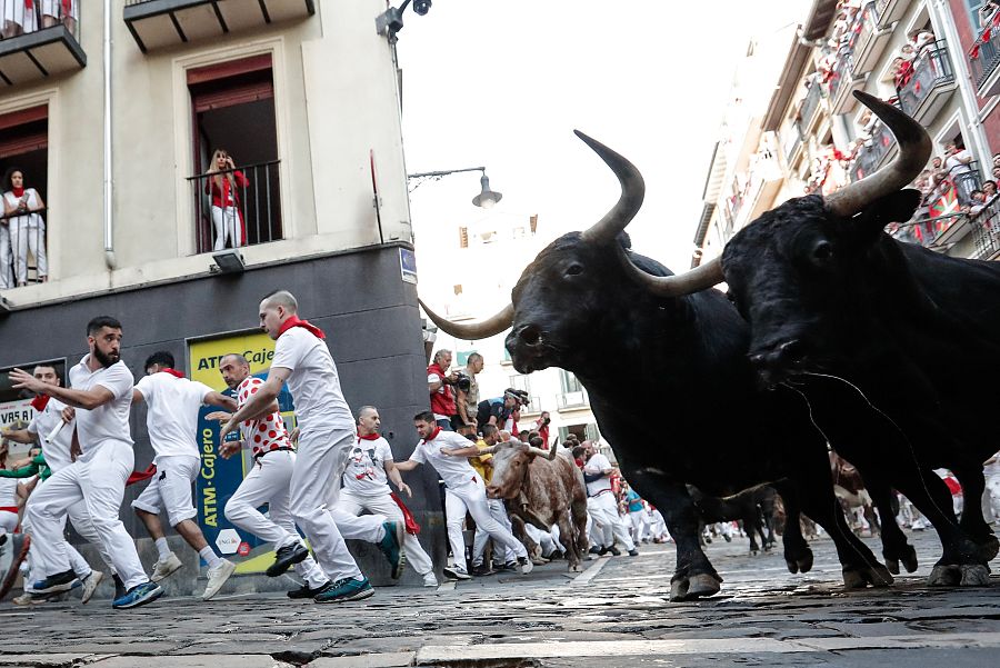 Curva de Mercaderes durante del séptimo encierro de los sanfermines con toros de la ganadería de Victoriano del Río
