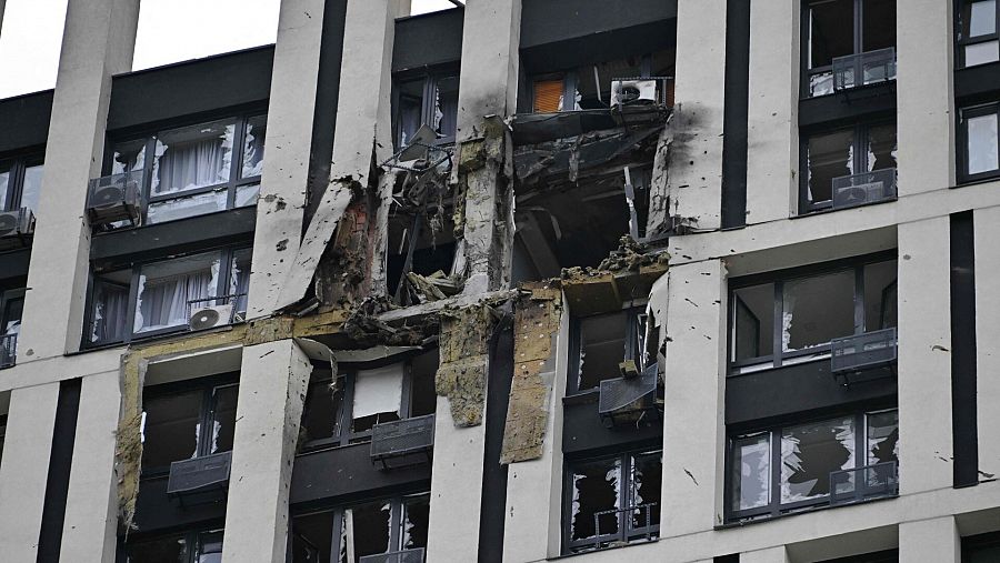  Vista de un edificio dañado en Kiev tras el impacto de los restos de drones rusos. 13 de julio de 2023