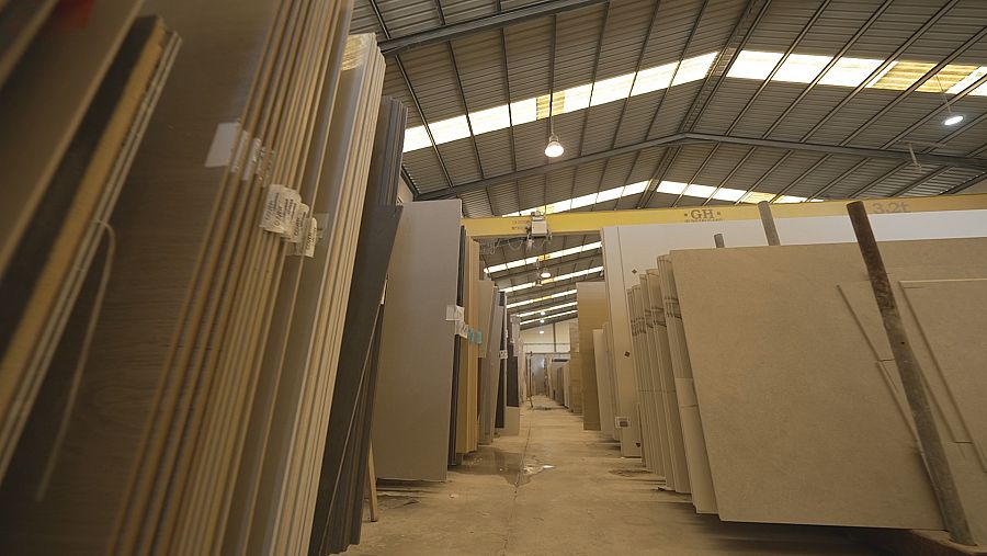 Almacén con planchas de mármol, granito, porcelánicos 