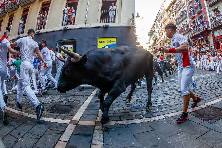 Curva de Mercaderes durante el octavo y último encierro de sanfermines 2023 con toros de Miura