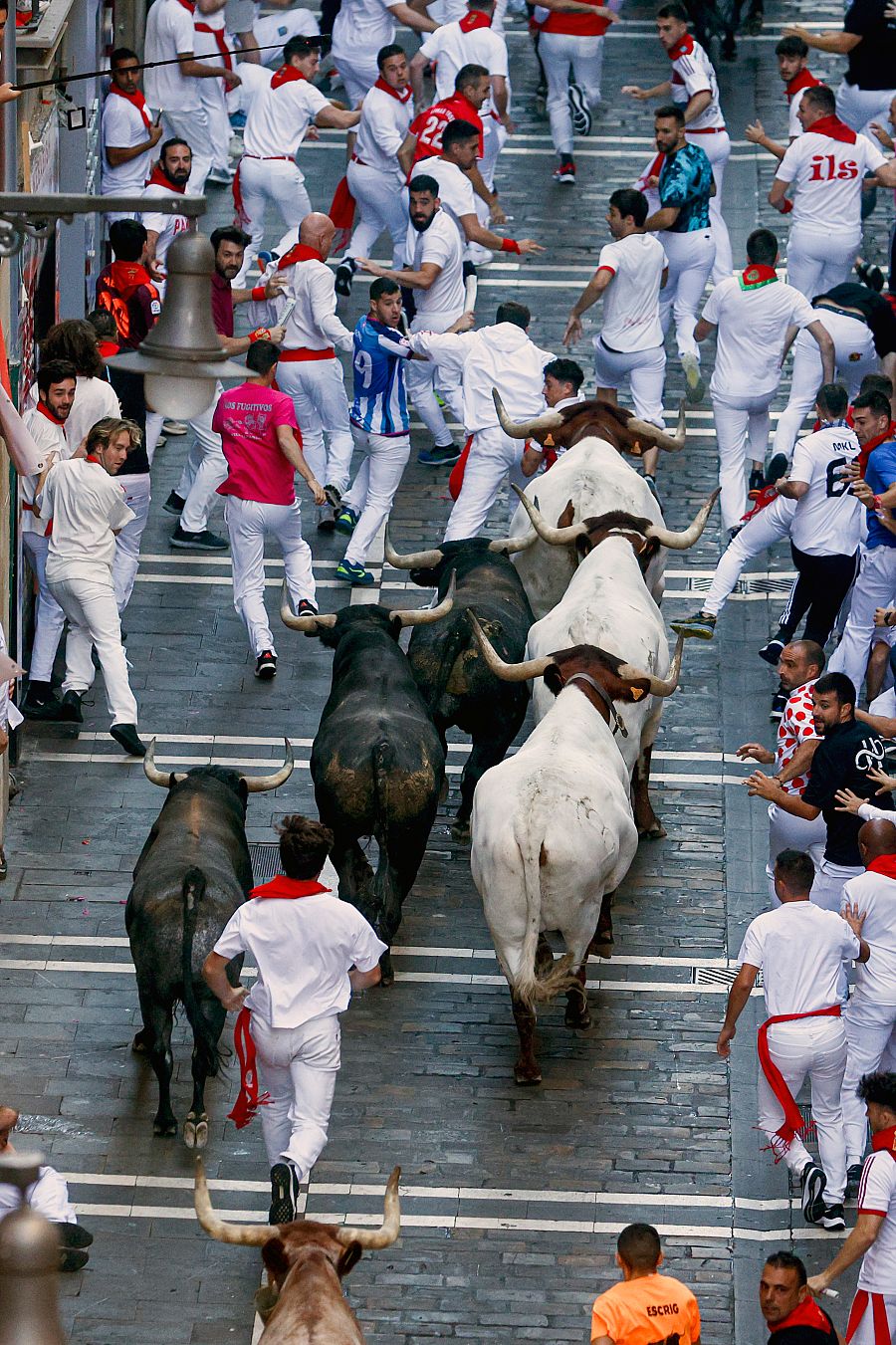 Aspecto del octavo y último encierro de sanfermines 2023 a su paso por la calle Estafeta