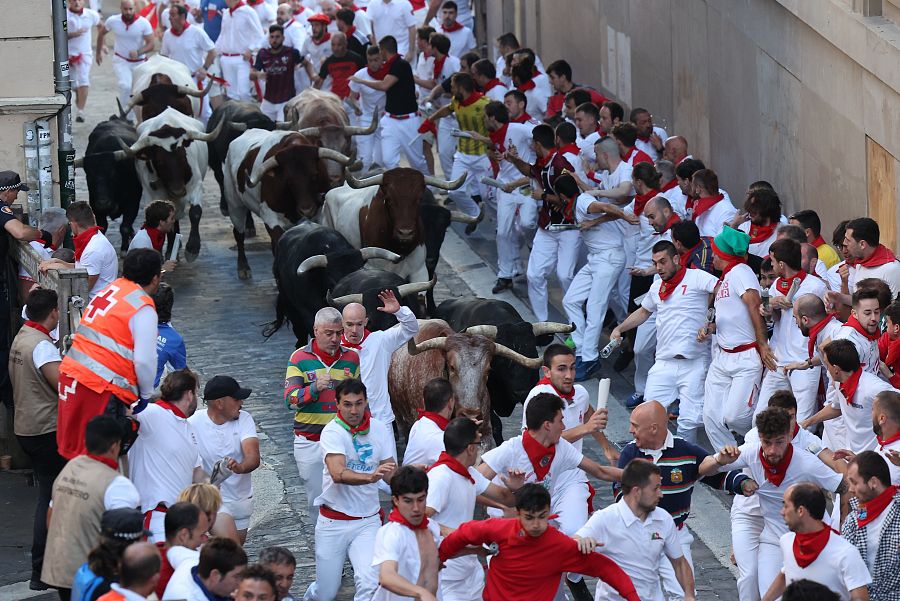 Los toros de la ganadería de Miura en la cuesta de Santo Domingo durante el octavo y último encierro de sanfermines 2023