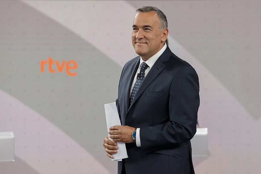 Xabier Fortes moderador del debate de portavoces parlamentarios en RTVE
