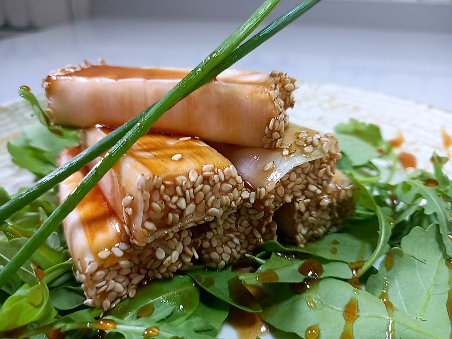 Rollitos de salmón y puerro apetecibles con toques de sésamo