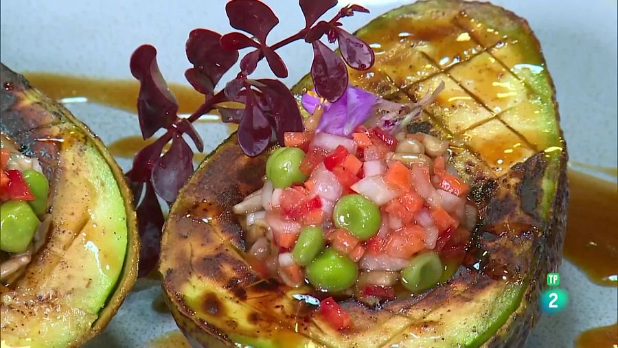Aguacate a la plancha con vinagreta de hortalizas