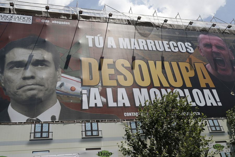 Desokupa despliega una gran pancarta en el centro de Madrid