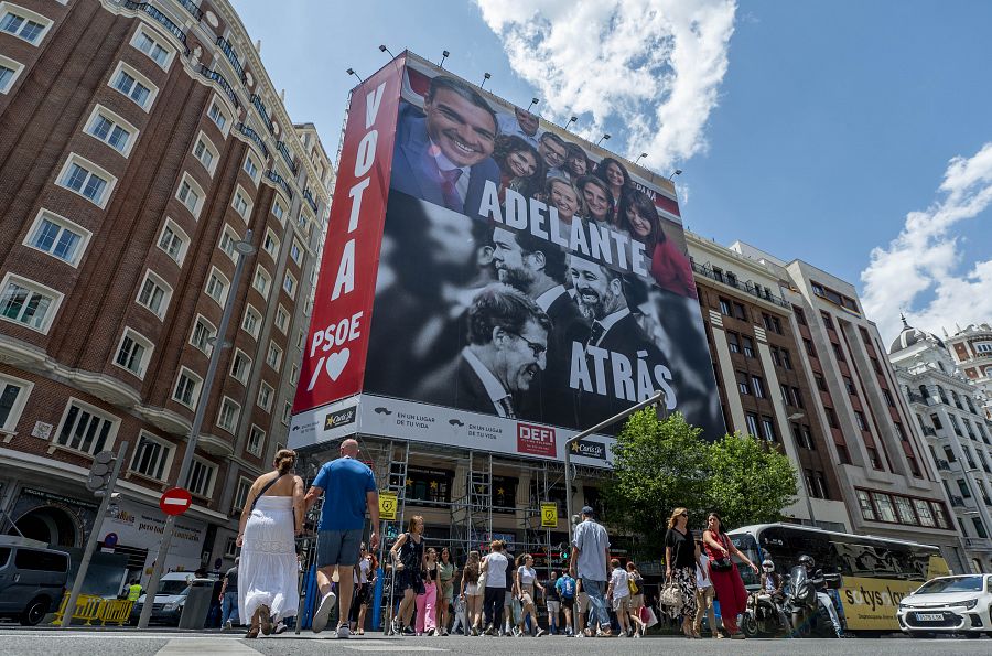 Lona del PSOE en la que contrapone a Sánchez con Feijóo y Abascal