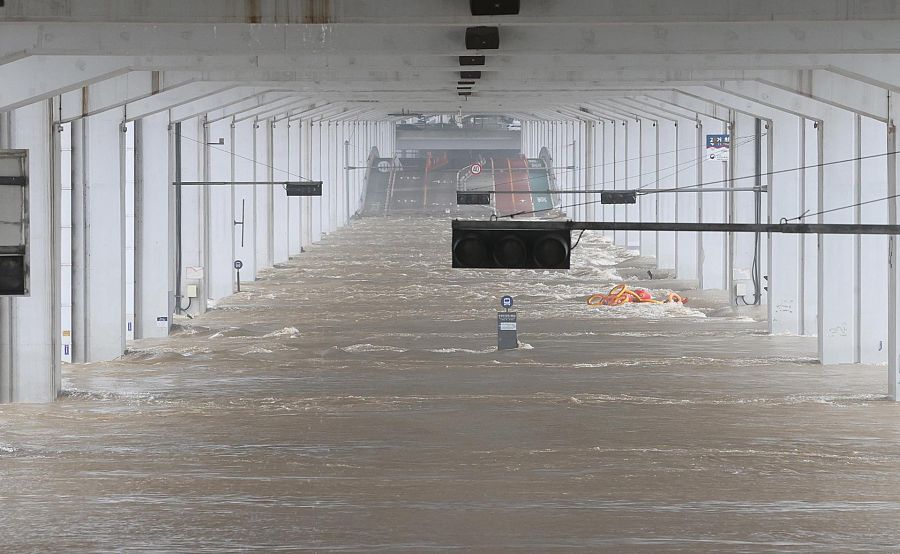 El puente Jamsu sobre el río Han se inunda tras las lluvias torrenciales, en Seúl, Corea del Sur.