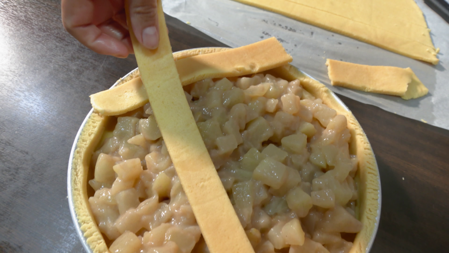 Cierra la tarta haciendo un enrejado con la masa sobrante