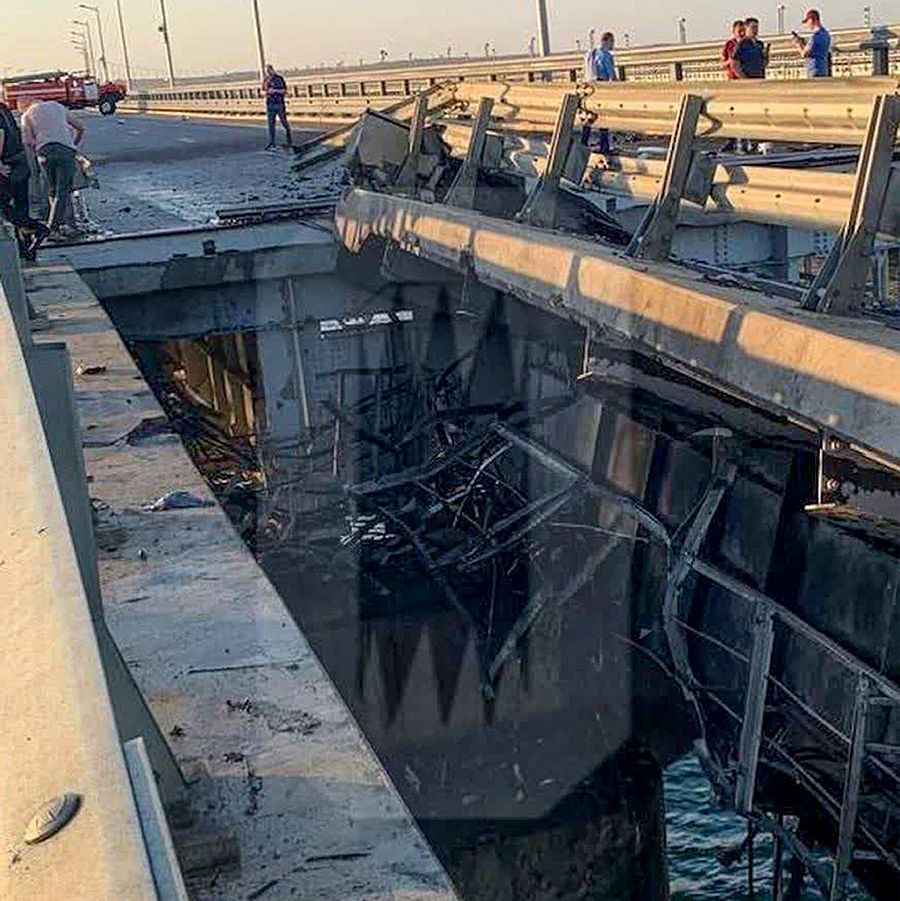 Vista de los daños del puente de Kerch, en Crimea, tras un ataque ucraniano con drones marinos. 17 de julio de 2023