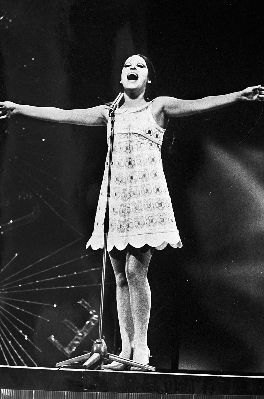 Massiel en el escenario de Eurovisión cantando en 1968