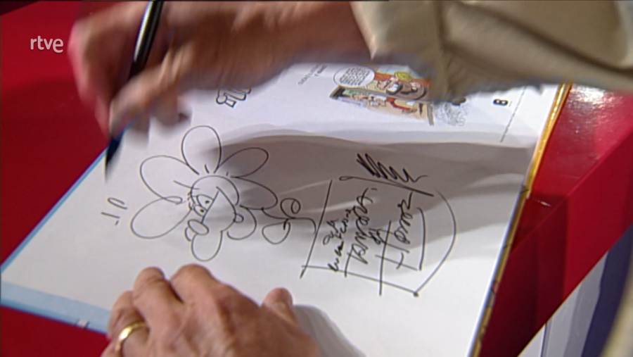 Francisco Ibáñez dibujando