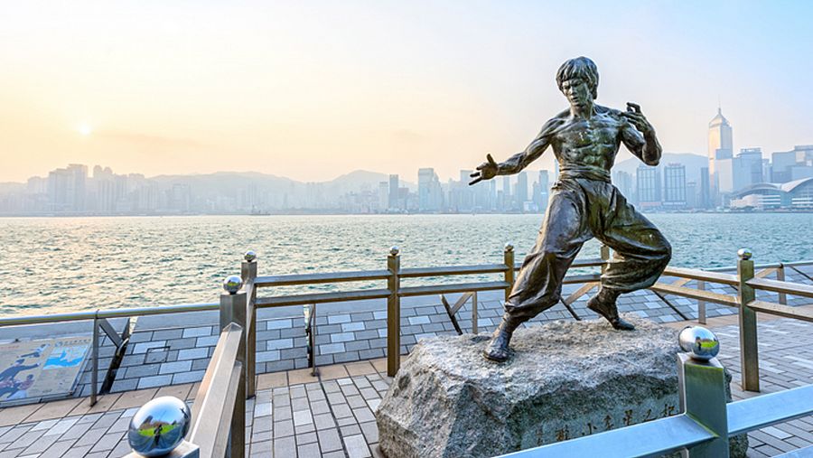 La estatua de Bruce Lee, en el memorial erigido al artista, junto a la bahía de Hong Kong