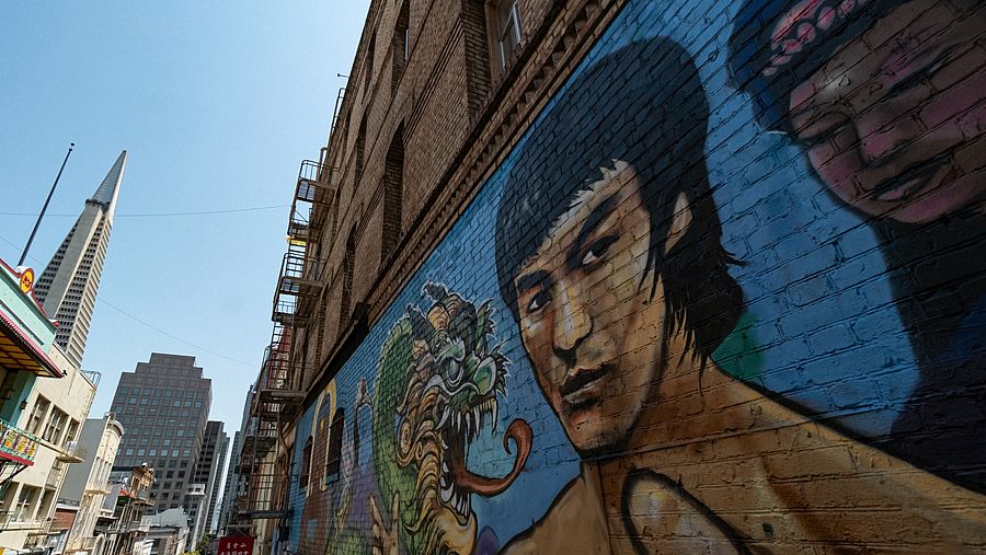 El rostro de Bruce Lee aparece en muchos murales en Estados Unidos, como este de China Town, San Francisco