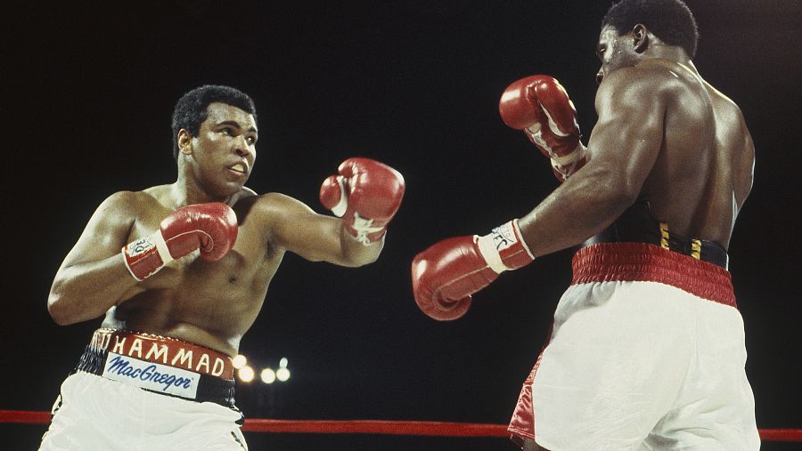Muhammad Ali en el ring peleando con Trevor Berbick en 1981