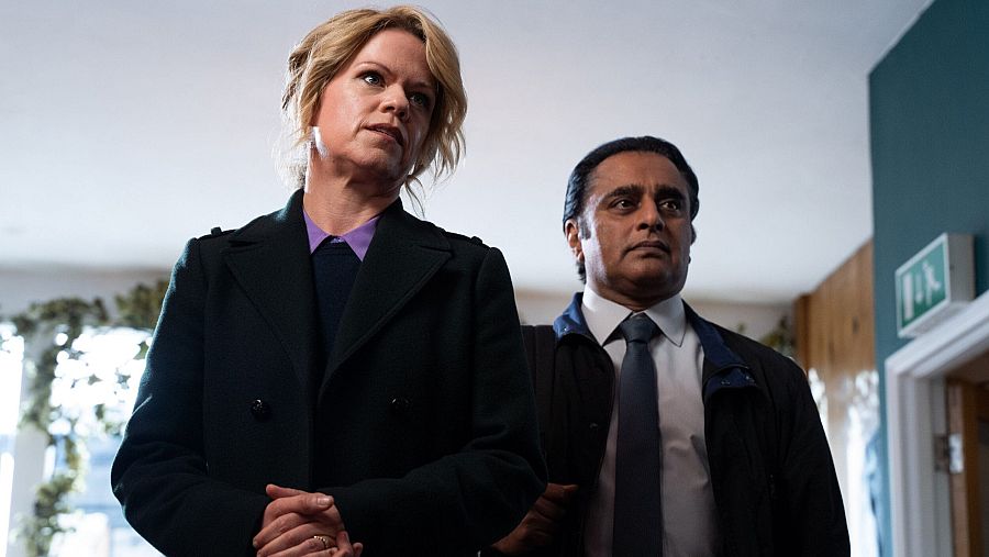 DCI Jessica James a la izquierda y DI Sunil Khan a la derecha