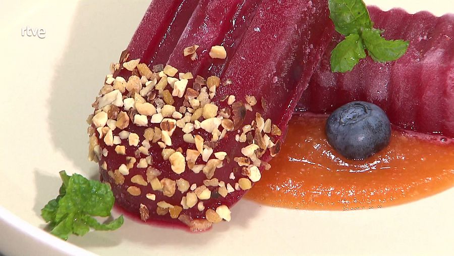 Propuesta de receta del chef Sergio Fernández: polo de frutos rojos con zumo de remolacha y vainilla