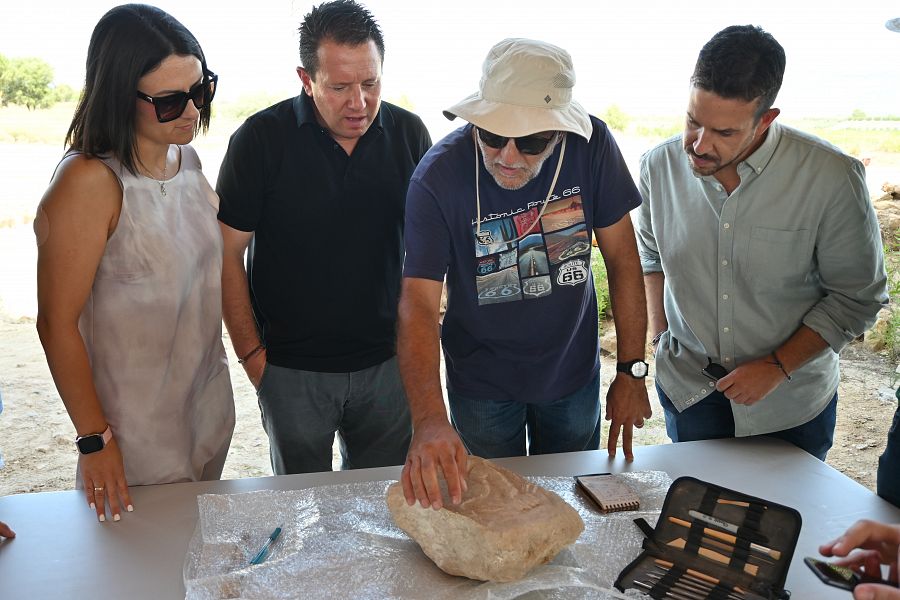 El alcalde de Mula, junto a Rafael González, director de la excavación y los concejales Alejandra Martínez (Turismo) y Diego Boluda (Patrimonio).