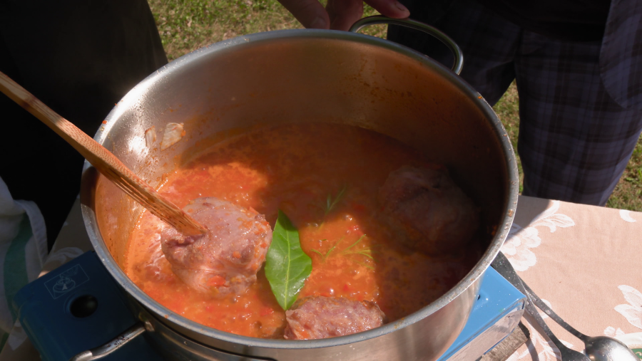 Añadir la carne, la hoja de laurel y el romero