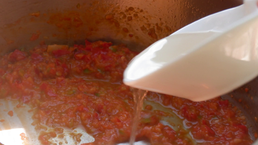 Añadir el pimentón, el vino blanco y el agua