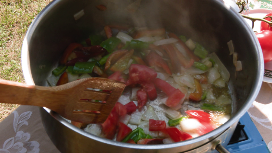 Hacer el sofrito con las verduras