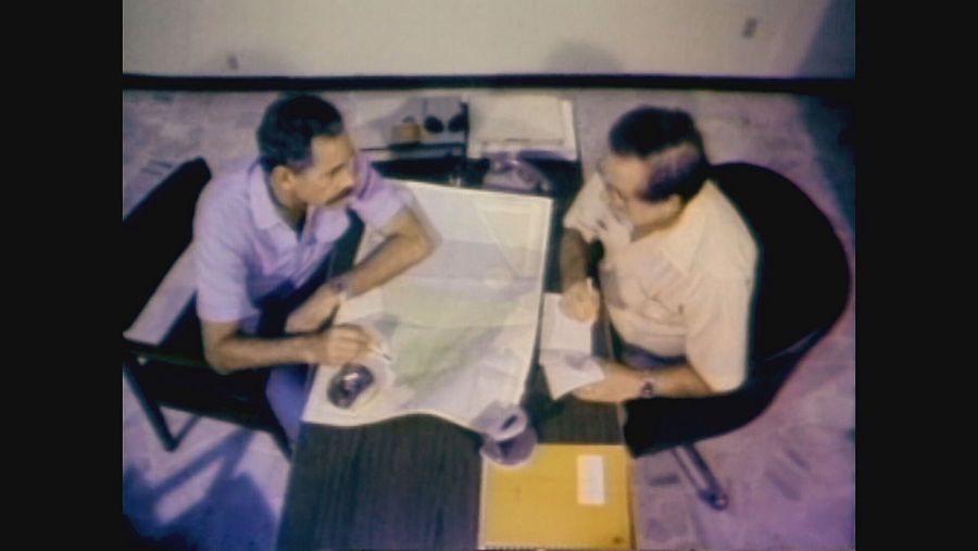 El espía René González habla con un miembro de la disidencia cubana de Miami