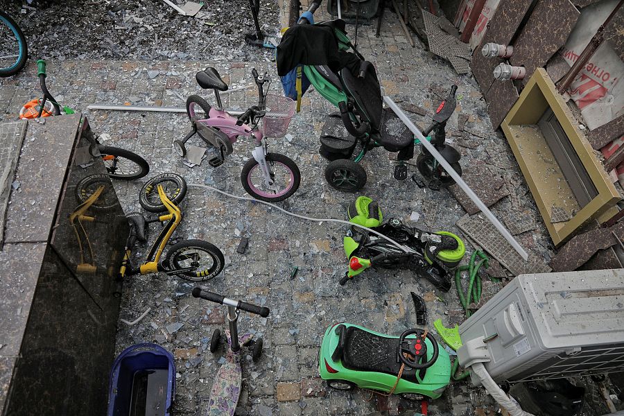 Guerra en Ucrania: Varias bicicletas infantiles en un apartamento dañado