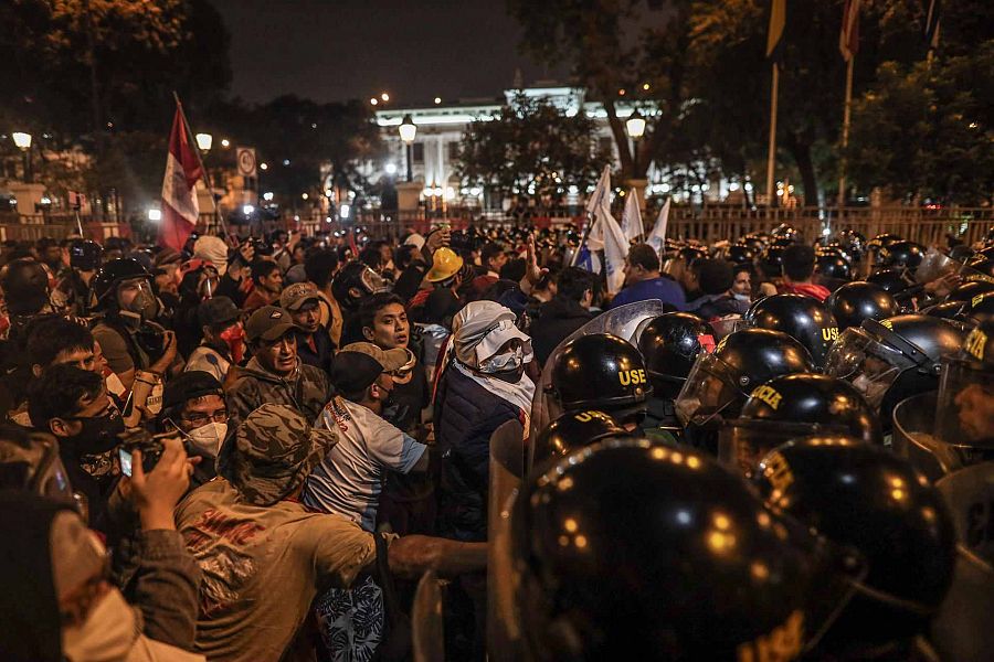 Enfrentamientos entre manifestantes y la Policía peruana durante protestas en Lima. 