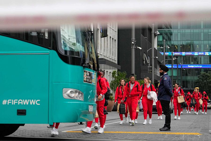 Miembros del equipo de la Copa Mundial Femenina de Filipinas caminan hacia su autobús después de un tiroteo cerca de su hotel en Auckland, Nueva Zelanda.