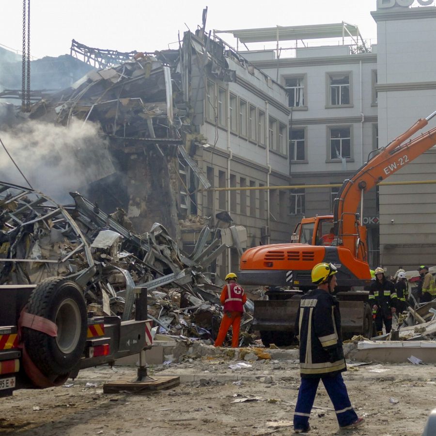 Equipo de emergencias en la escena tras el bombardeo ruso en la ciudad portuaria de Odesa. 20 de julio de 2023