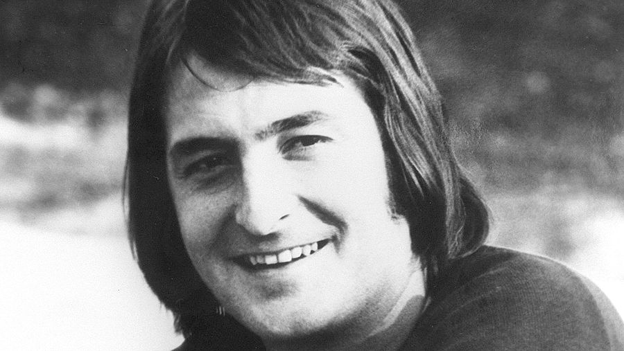 Foto en blanco y negro del cantante Nino Bravo en primer plano