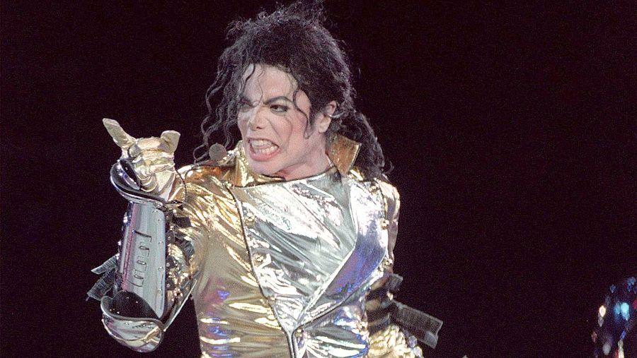 Michael Jackson actuando durante un concierto en los años 90
