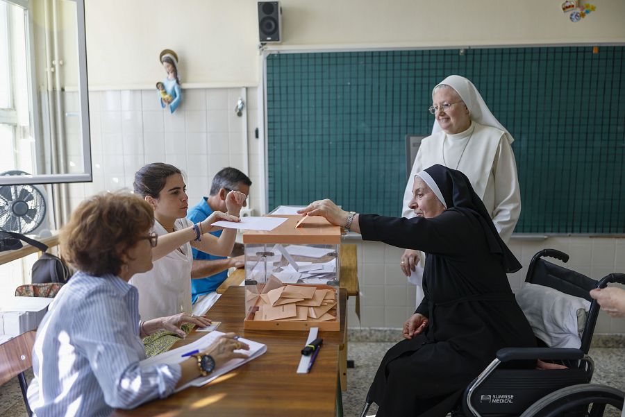 Monjas votan en el colegio Cristo Rey en Madrid, este domingo