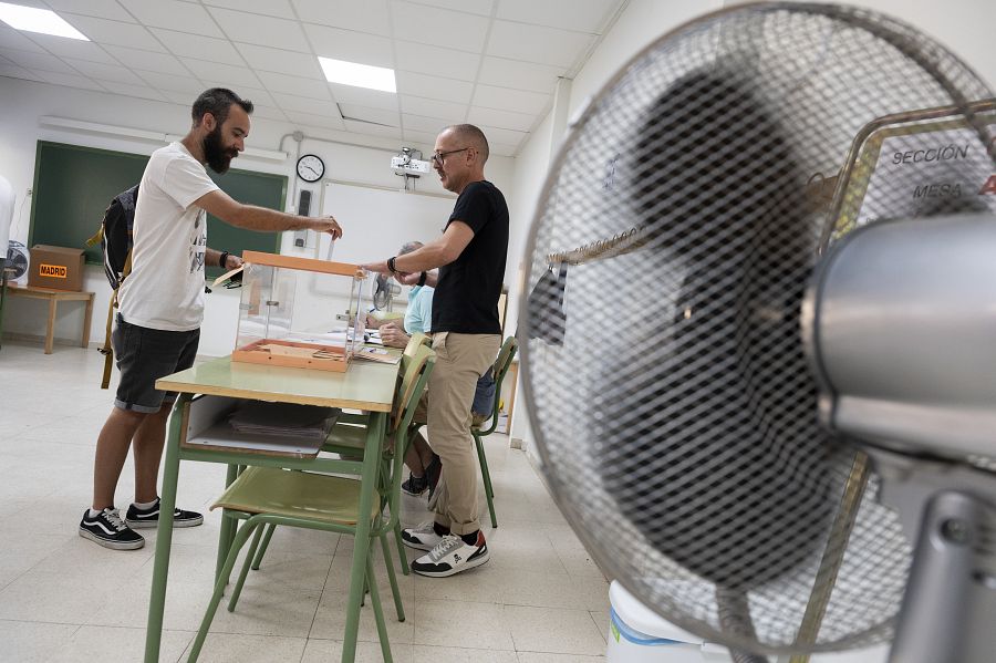 Un ventilador junto a la mesa electoral