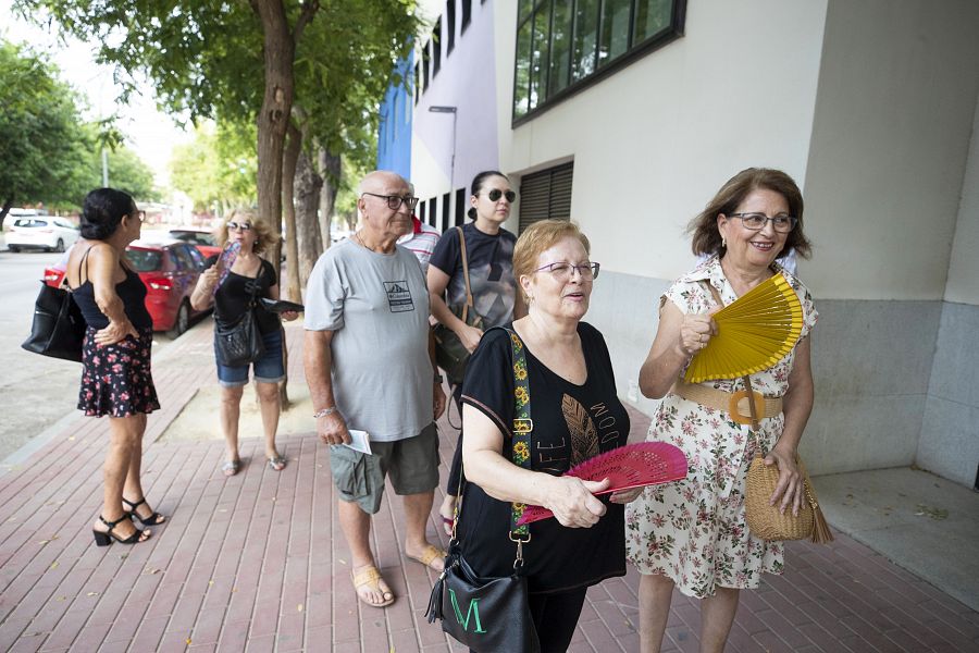 Varias votantes aguardan la apertura de un colegio electoral de Murcia