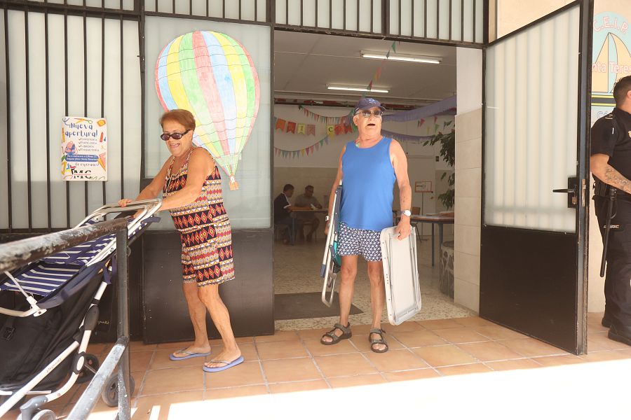 Varias personas con ropa de baño y sillas de playa en el Colegio La Caleta, en Cádiz