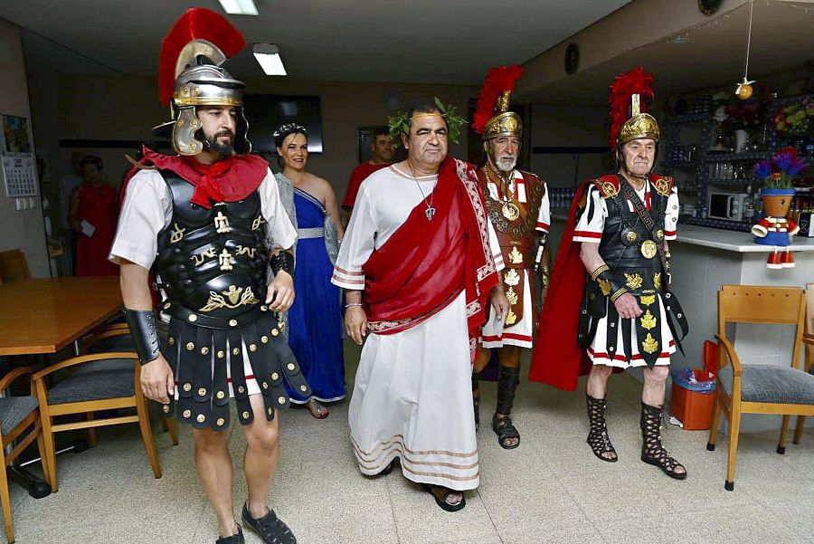 El alcalde de Saldaña (Palencia) vota vestido de emperador romano