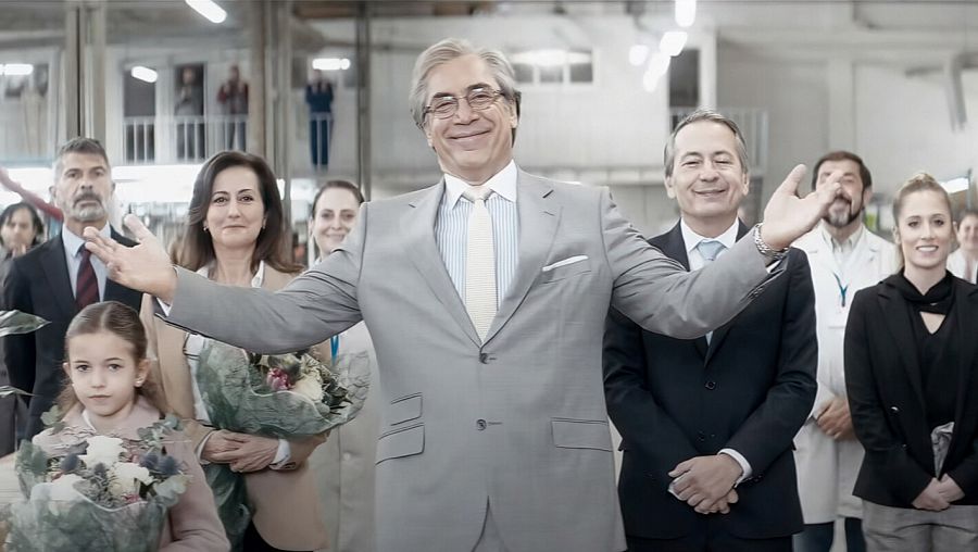 Javier Bardem actuando como Julio Blanco, propietario de la empresa Básculas Blanco en la película 