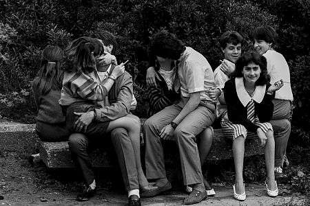 Jóvenes en un parque de Coria del Río en 1980