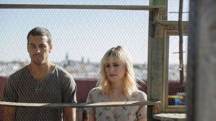 Mario Casas y Natalia de Molina detrás de una vaya metálica con la mirada perdida