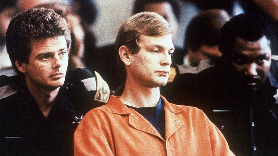 Jeffrey Dahmer sentado en el banquillo vestido de presidiario en el juicio de Washington en 1992