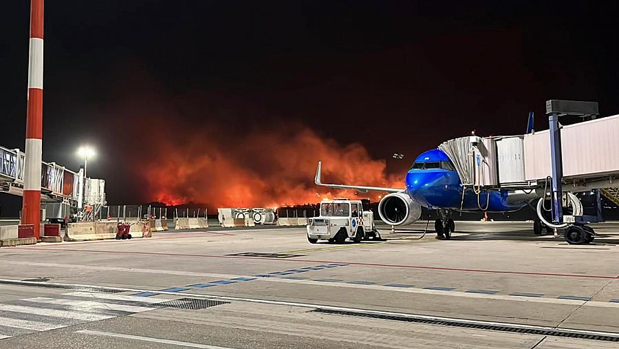 Imagen del aeropuerto de Palermo, en Sicilia, rodeado por las llamas.