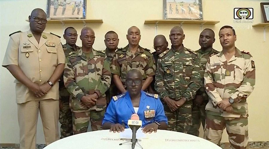 El Coronel Mayor Amadou Abdramane, en el centro, hace una declaración en Niamey, Níger, mientras una delegación de oficiales militares aparecía en la televisión estatal para leer una serie de comunicados anunciando su golpe de estado.