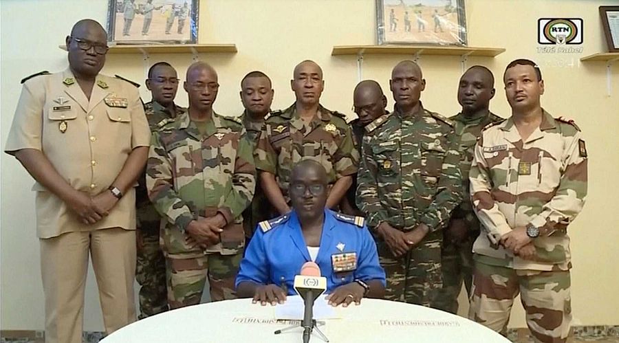 El Coronel Mayor Amadou Abdramane, en el centro, hace una declaración en Niamey, Níger, mientras una delegación de oficiales militares aparecía en la televisión estatal para leer una serie de comunicados anunciando su golpe de estado.