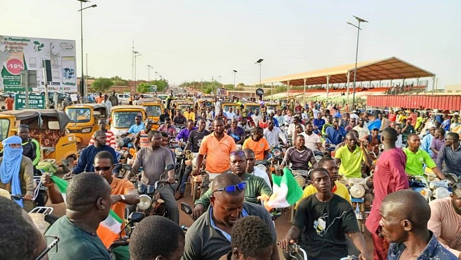 Manifestantes en Niamey a favor de la democracia