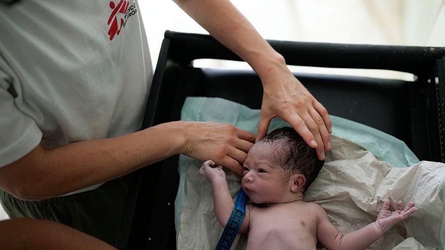 El recién nacido José Antonio es examinado por un médico de MSF en la clínica de Nabasanuka