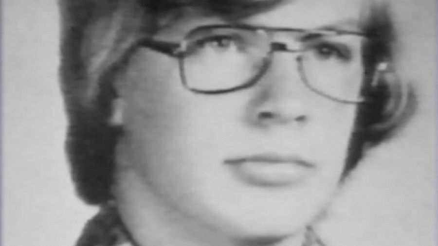 Foto de anuario de Jeffrey Dahmer en el instituto con sus características gafas