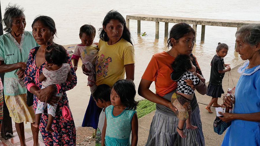 Mujeres y niños de la comunidad indígena warao asisten a la clínica de San Francisco de Guayo para que el equipo médico de MSF les revise